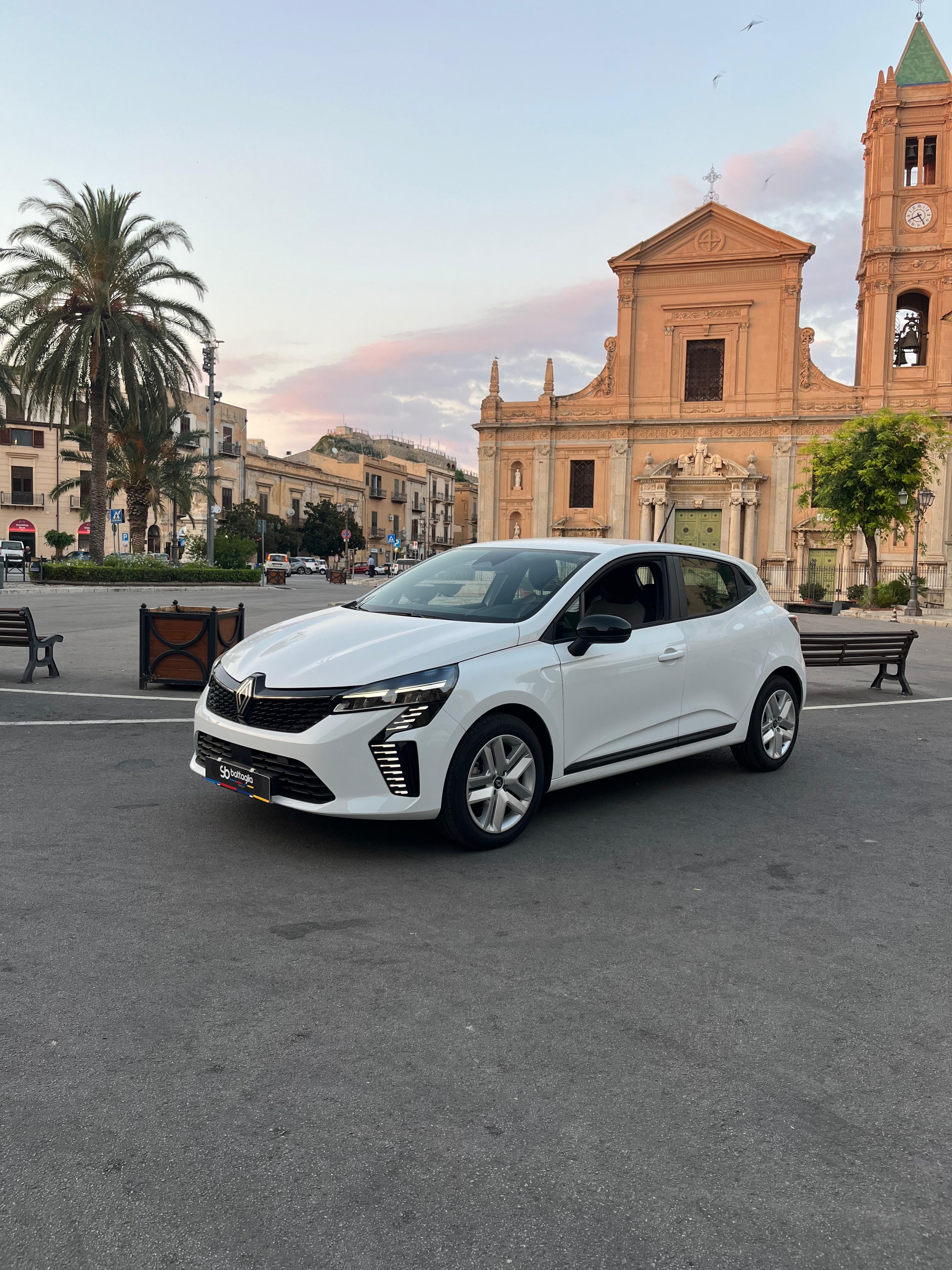 Renault bianca del parco noleggio in piazza a Termini Imerese