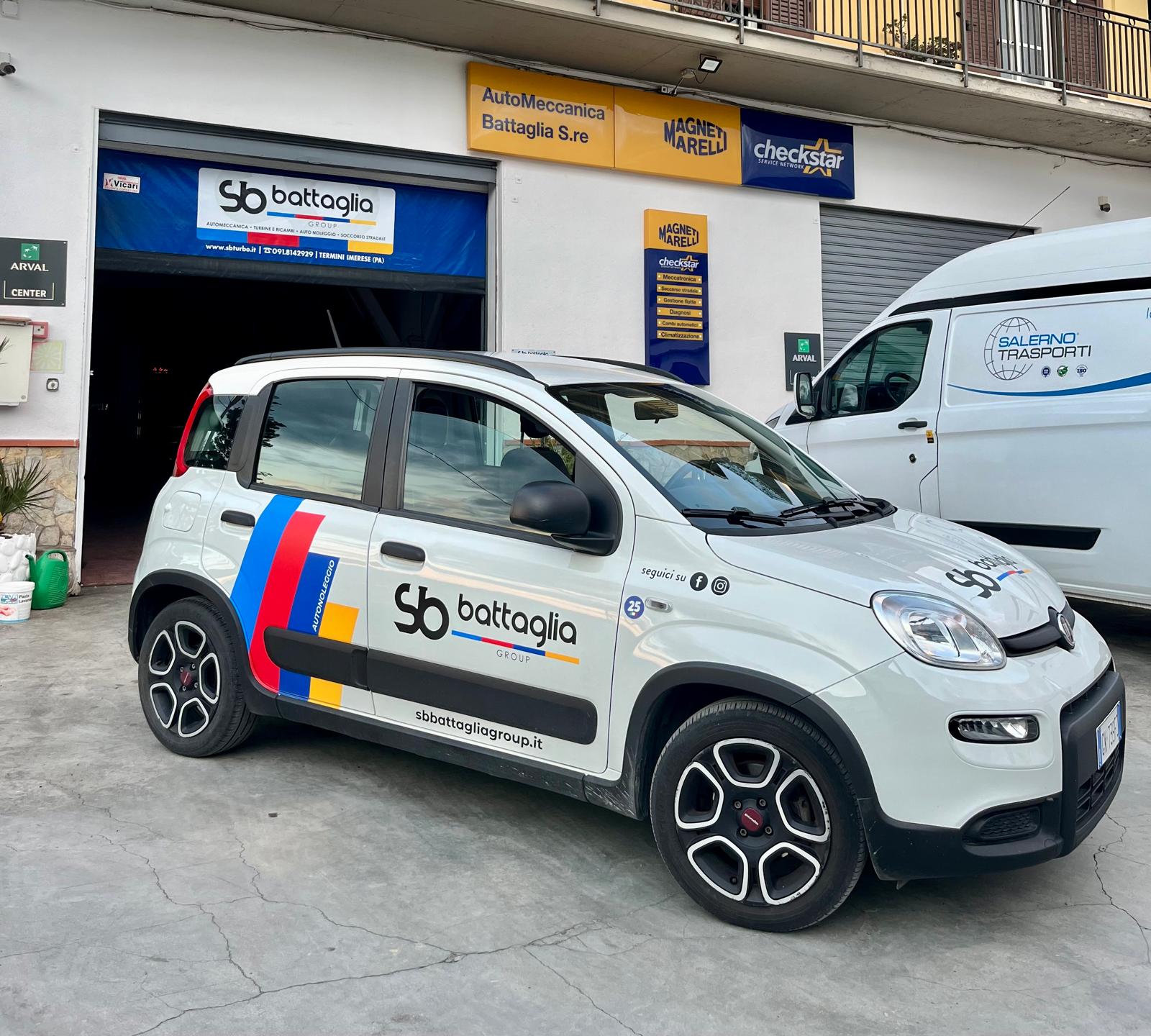 Fiat del parco autonoleggio davanti all’officina