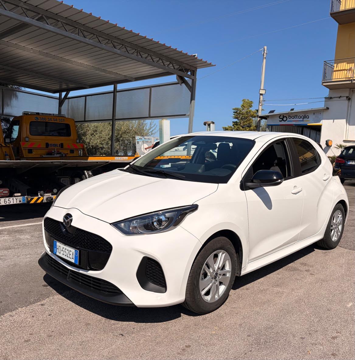 Mazda bianca del parco autonoleggio davanti all’officina