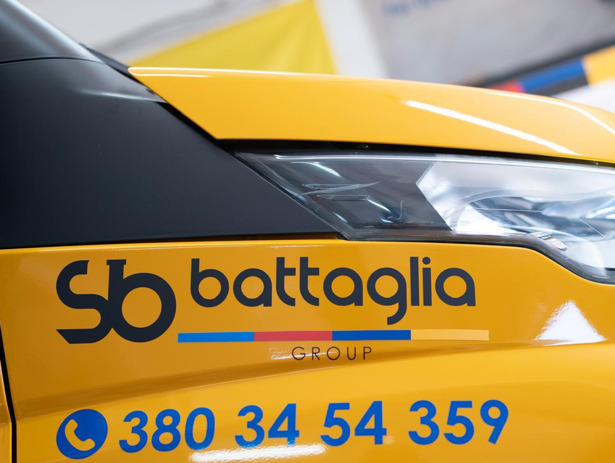 Dettaglio del mezzo giallo SB Battaglia, con il numero del soccorso