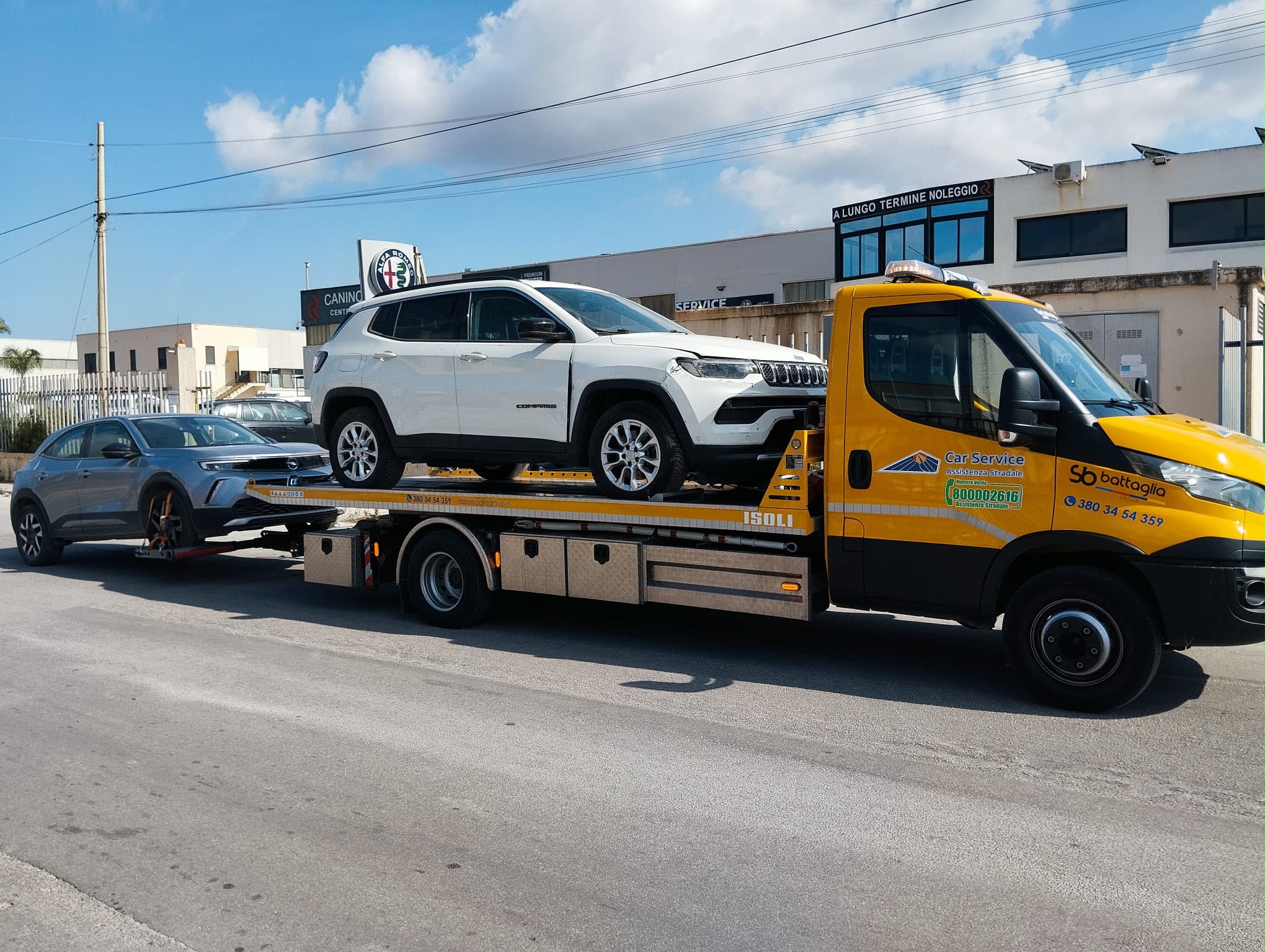 I tre carroattrezzi SB Battaglia davanti all’officina