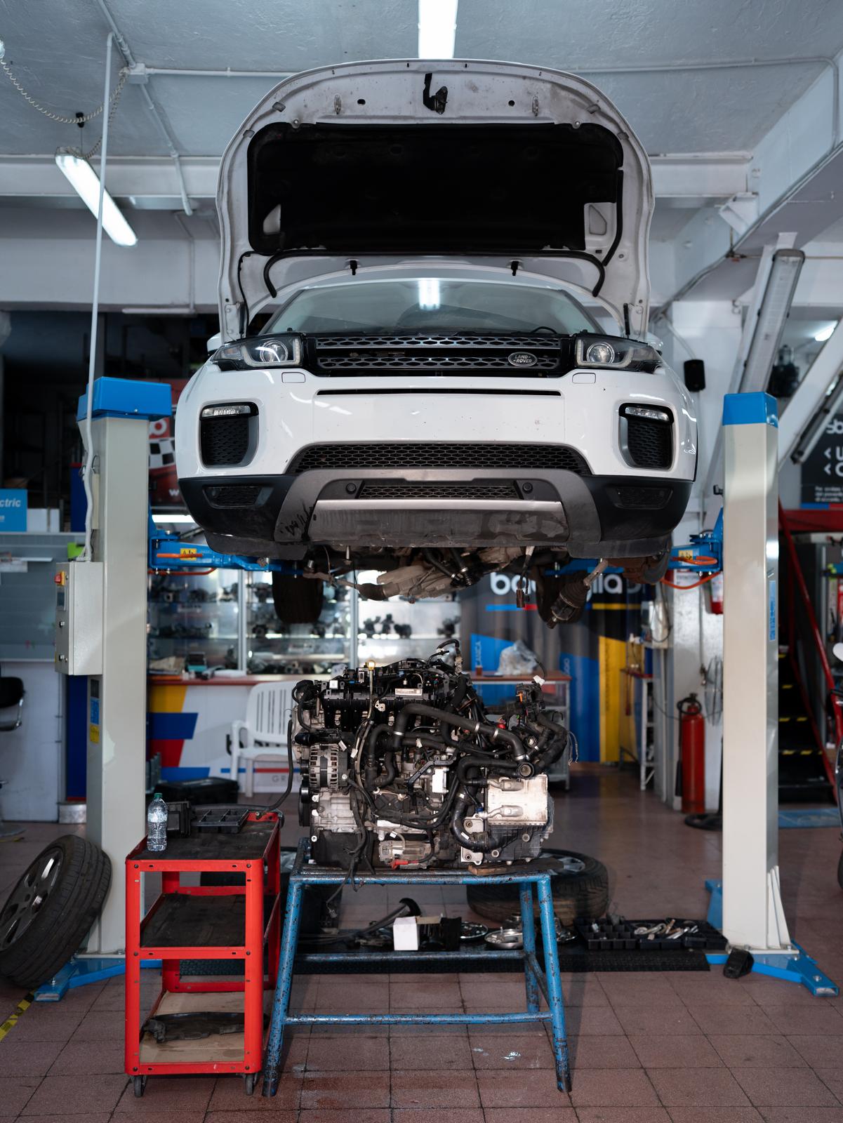 Range Rover sul ponte, con il motore in revisione in officina
